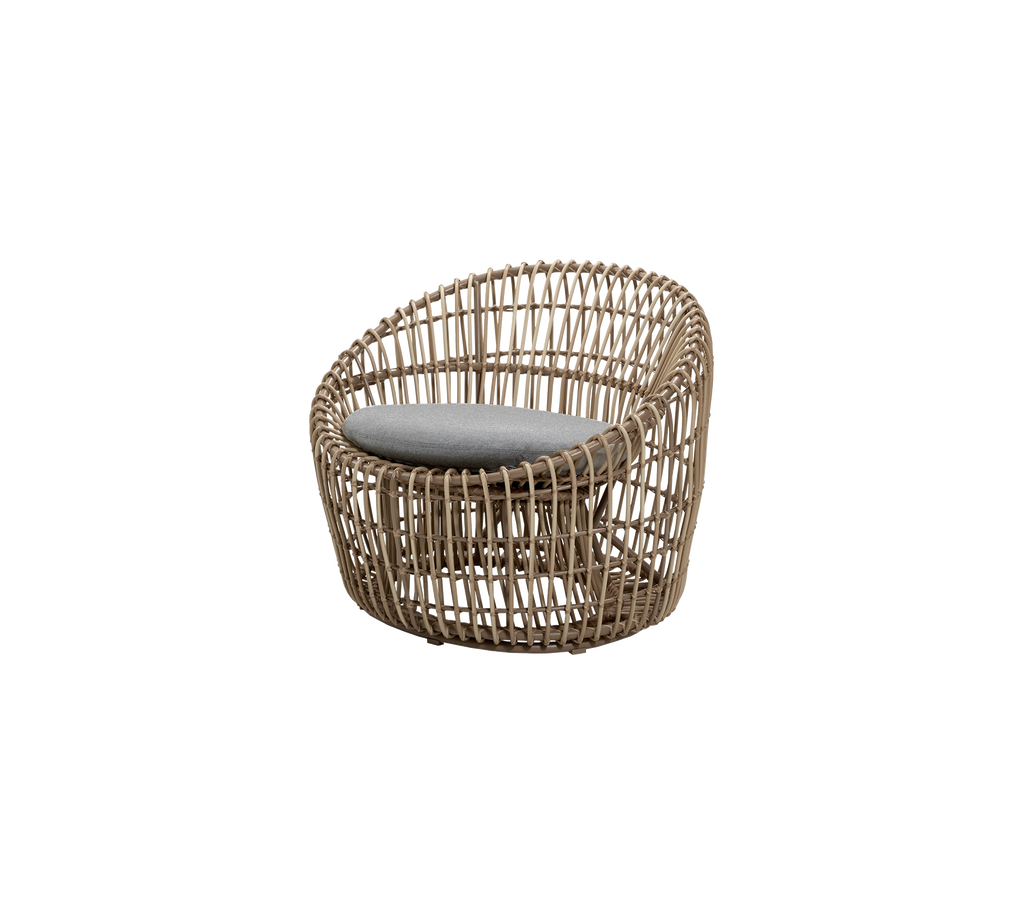 Moderne stoel met een grijze kussen in een licht, natuurlijk ontwerp.