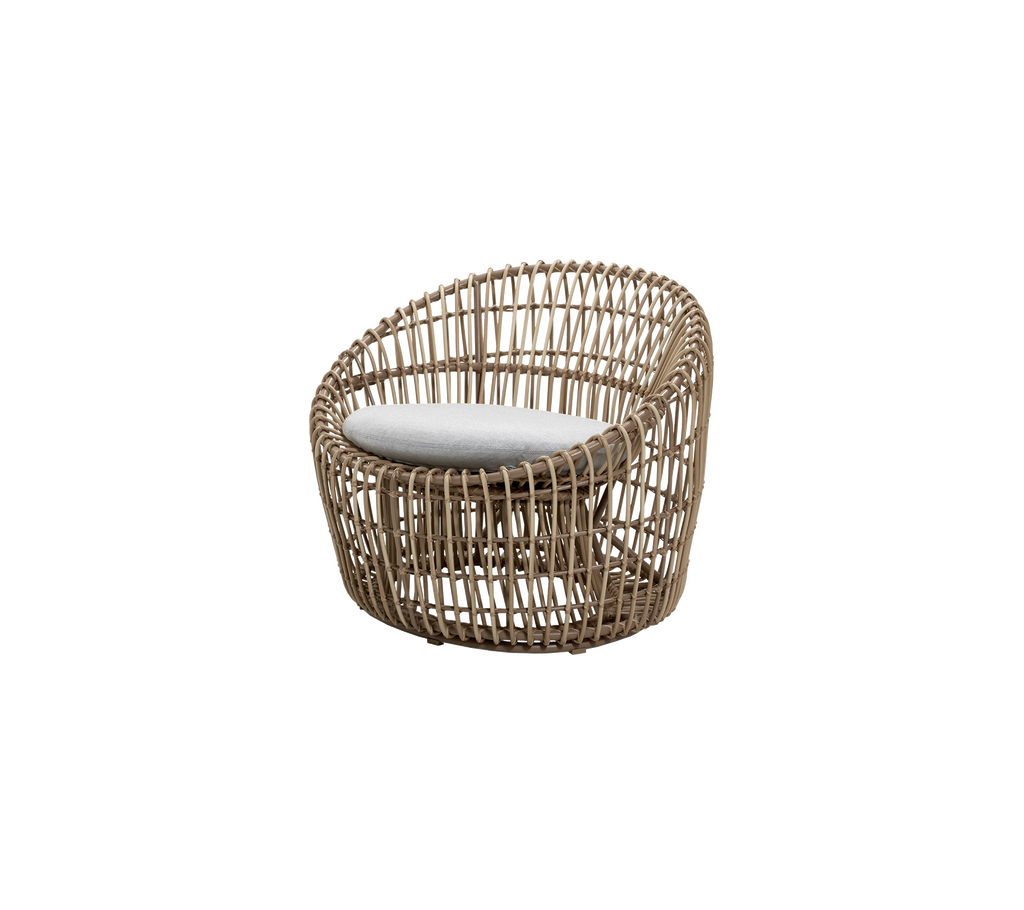 Moderne geweven lounge stoel met een rond ontwerp en een lichtgekleurde kussen voor comfort. Ideaal voor stijlvolle zitgelegenheid.