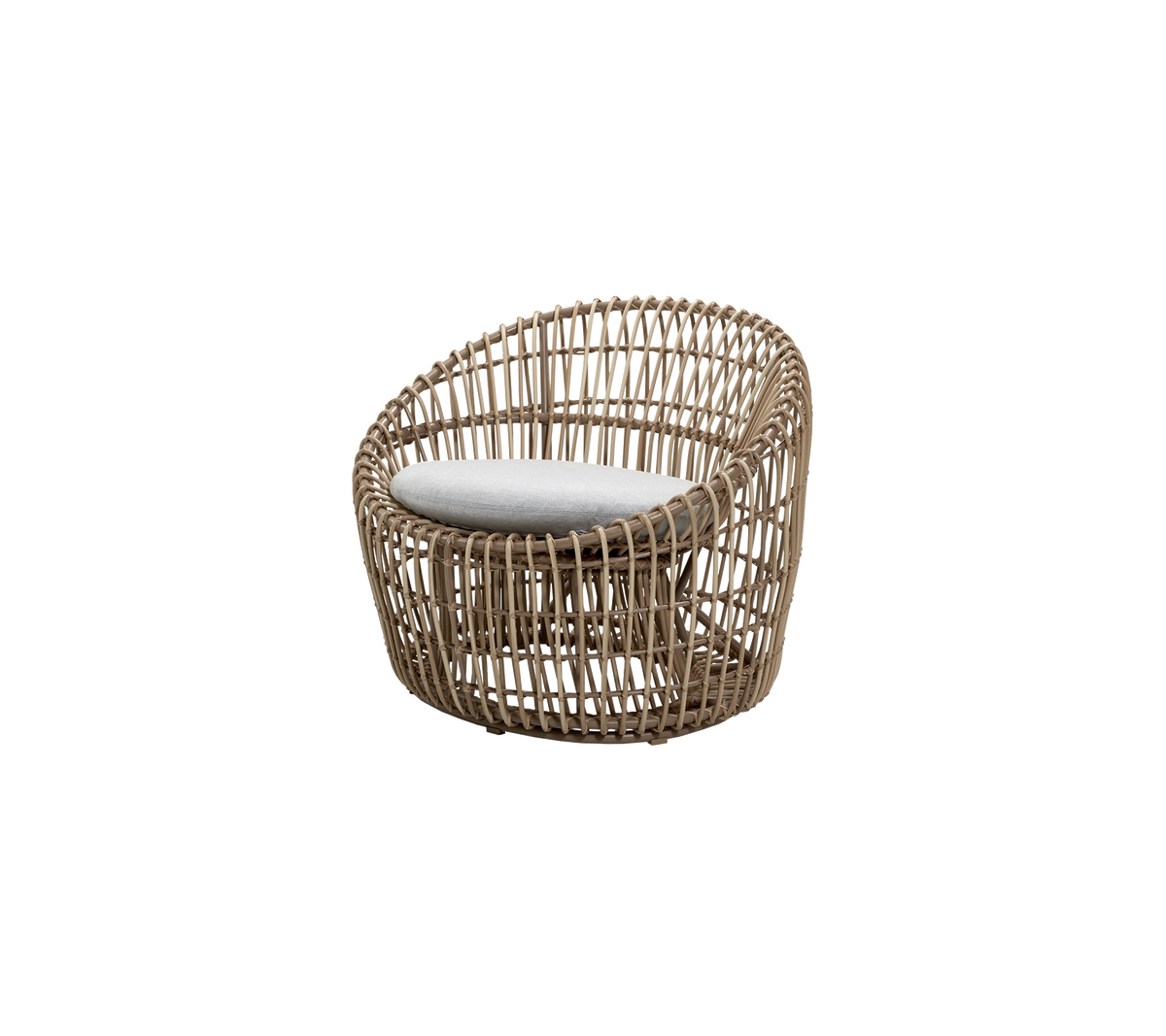 Moderne geweven lounge stoel met een rond ontwerp en een lichtgekleurde kussen voor comfort. Ideaal voor stijlvolle zitgelegenheid.