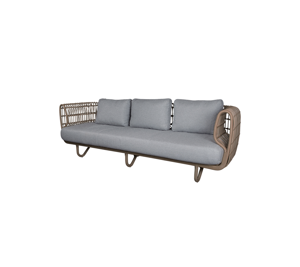 Moderne bank met grijze kussens in een stijlvol design.