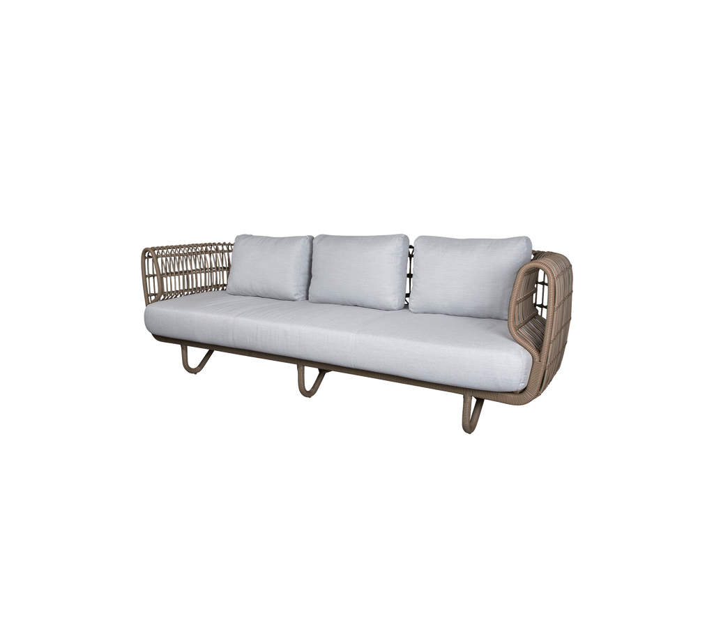 Driestoelbank met een geweven frame en lichtgrijze kussens, die een moderne en comfortabele zitoptie biedt.