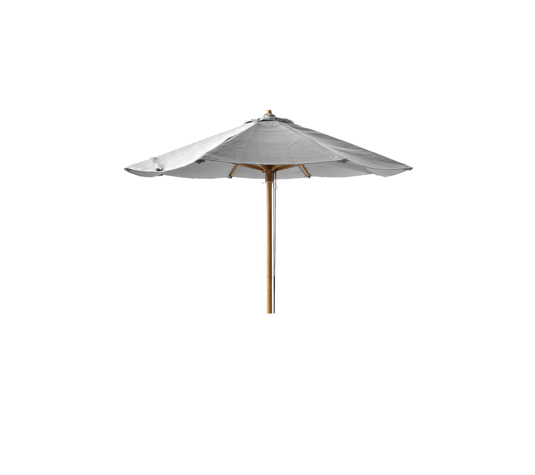 Een lichtgekleurde parasol met een houten stok, ontworpen voor schaduw en ontspanning in de buitenlucht.