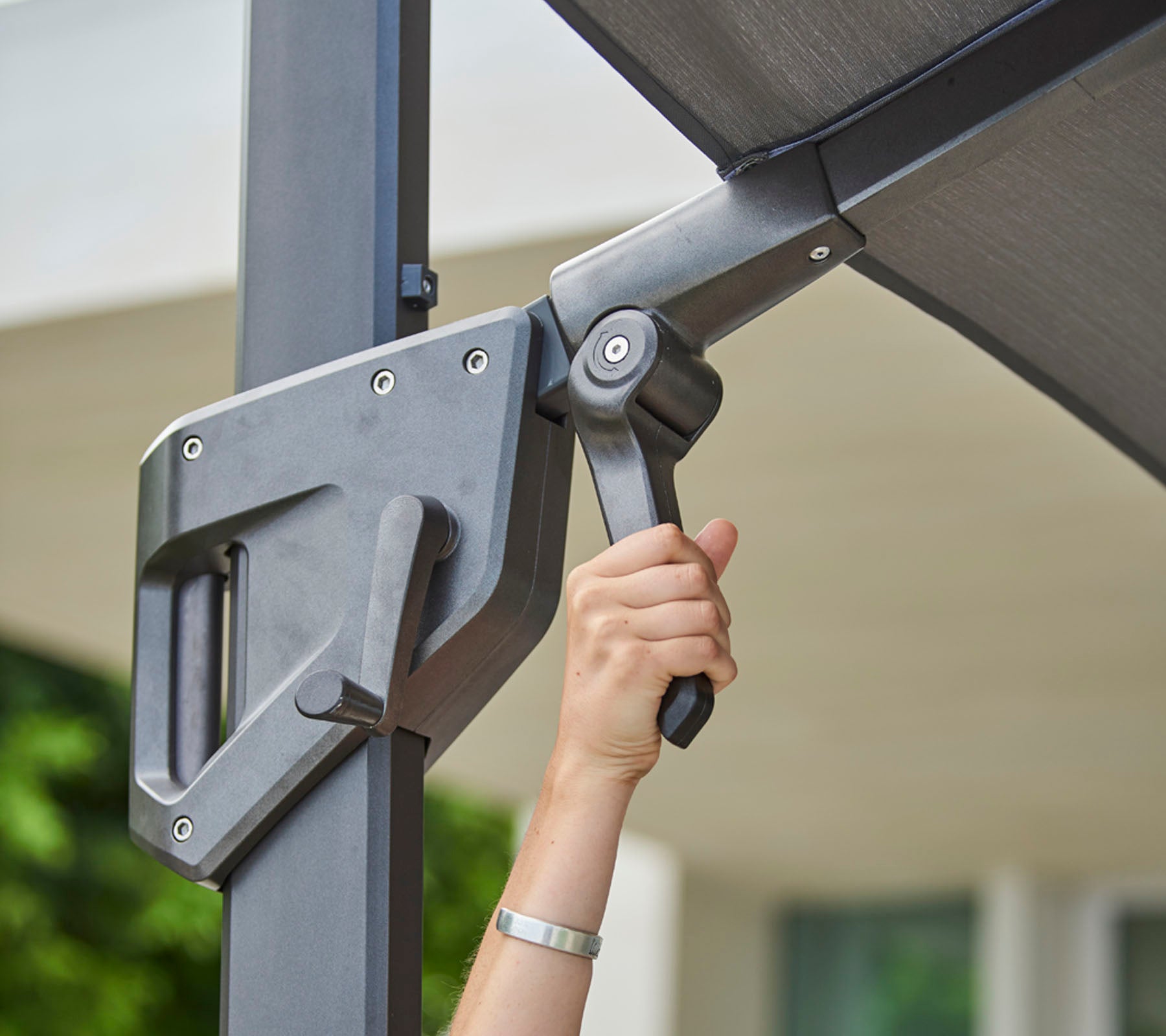 Handmatige aanpassing van een schaduwmechanisme, dat een slank ontwerp laat zien voor optimale lichtbeheersing en gemak.