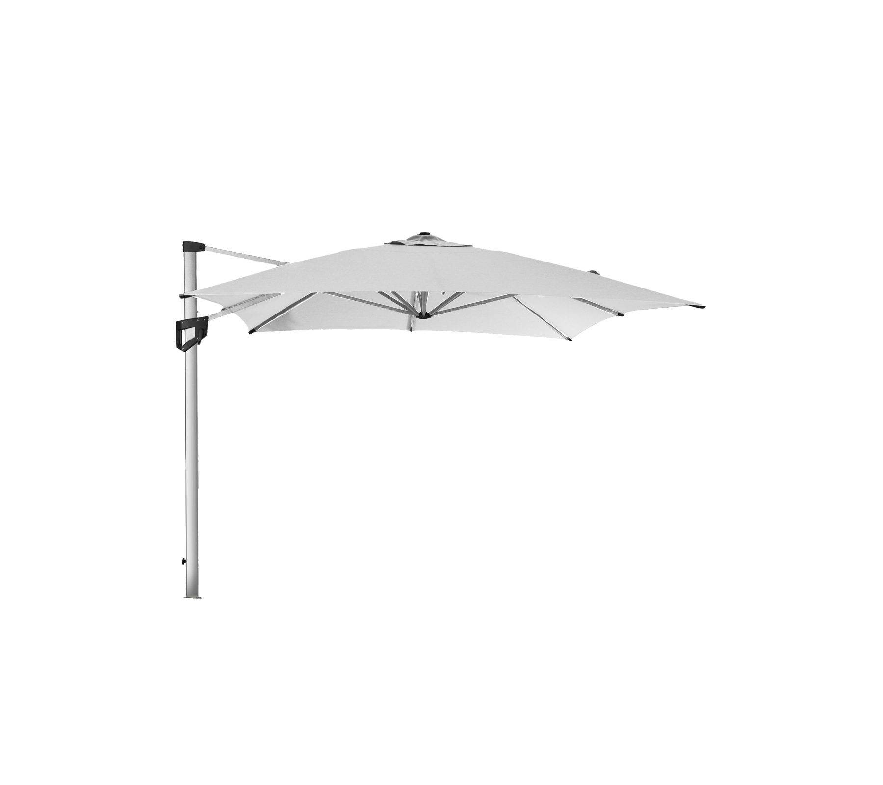 Een slanke, witte vrijhangende parasol met een stevige zilveren paal, die schaduw en stijl biedt voor buitenruimtes.