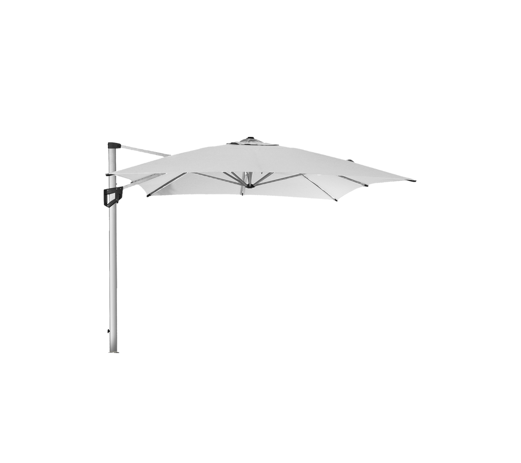 Een slanke, witte vrijhangende parasol met een stevige zilveren paal, die schaduw en stijl biedt voor buitenruimtes.