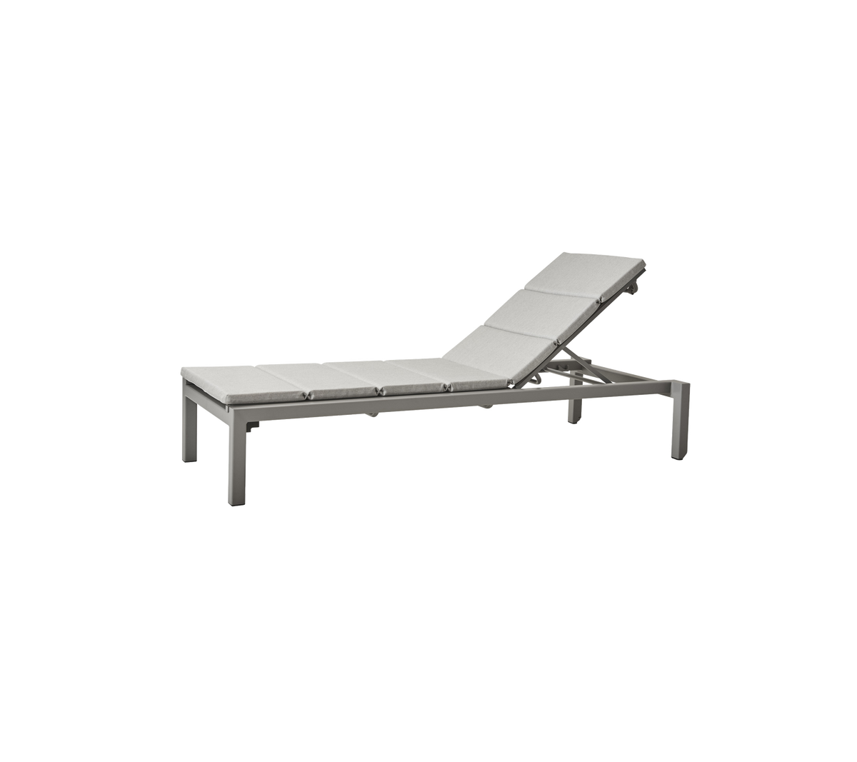 Verstelbare chaise longue met een sleek, modern ontwerp en gevoerd zitting voor comfort. Ideaal om te ontspannen.