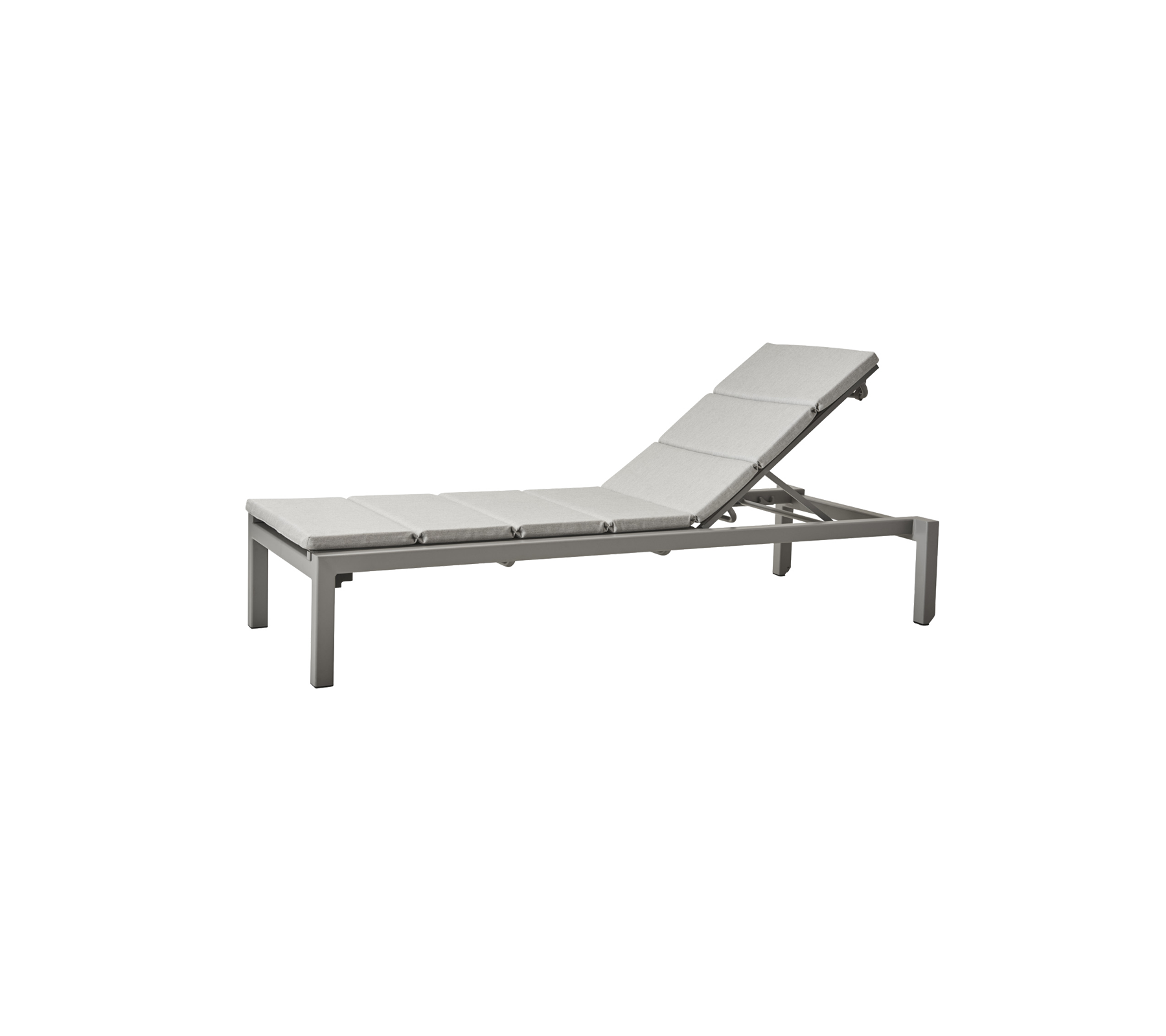 Verstelbare chaise longue met een sleek, modern ontwerp en gevoerd zitting voor comfort. Ideaal om te ontspannen.