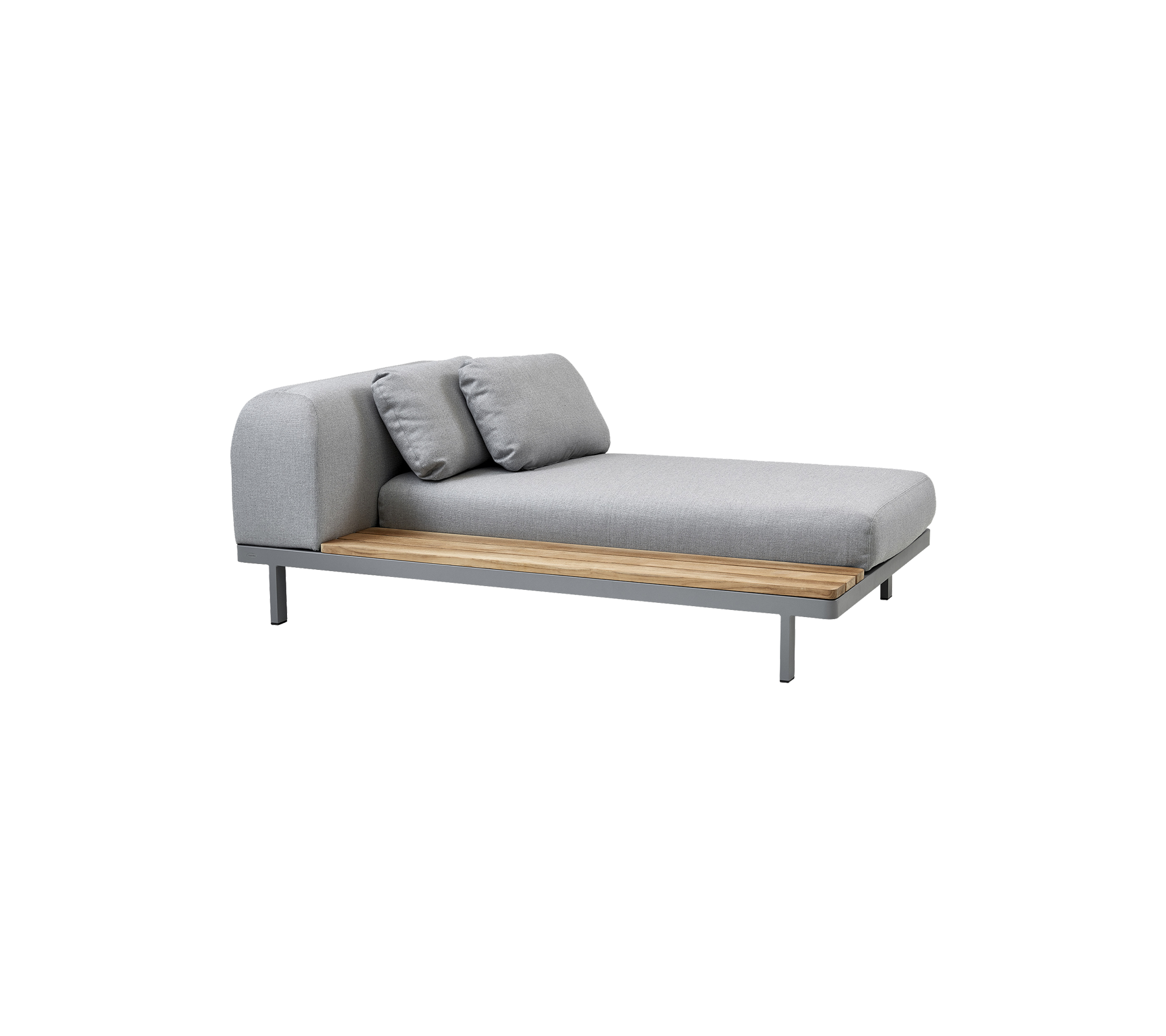 Moderne chaise longue met een slanke grijze stoffen kussen, aangevuld met twee bijpassende kussens en een houten basis.
