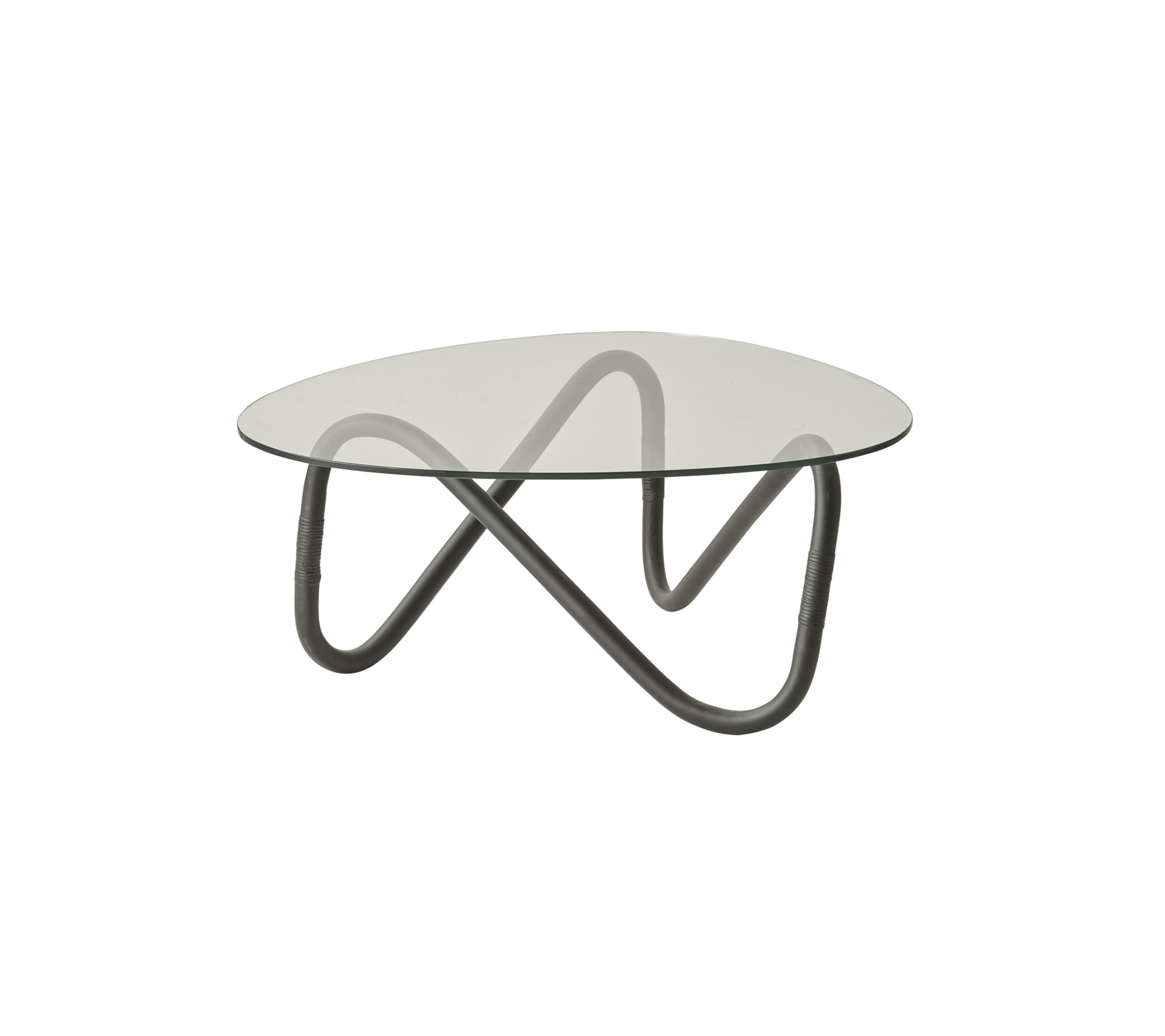 Modern salontafel met een ronde glazen top en een artistiek, golvend metalen basisontwerp. Ideaal om een hedendaagse touch aan elke ruimte toe te voegen.