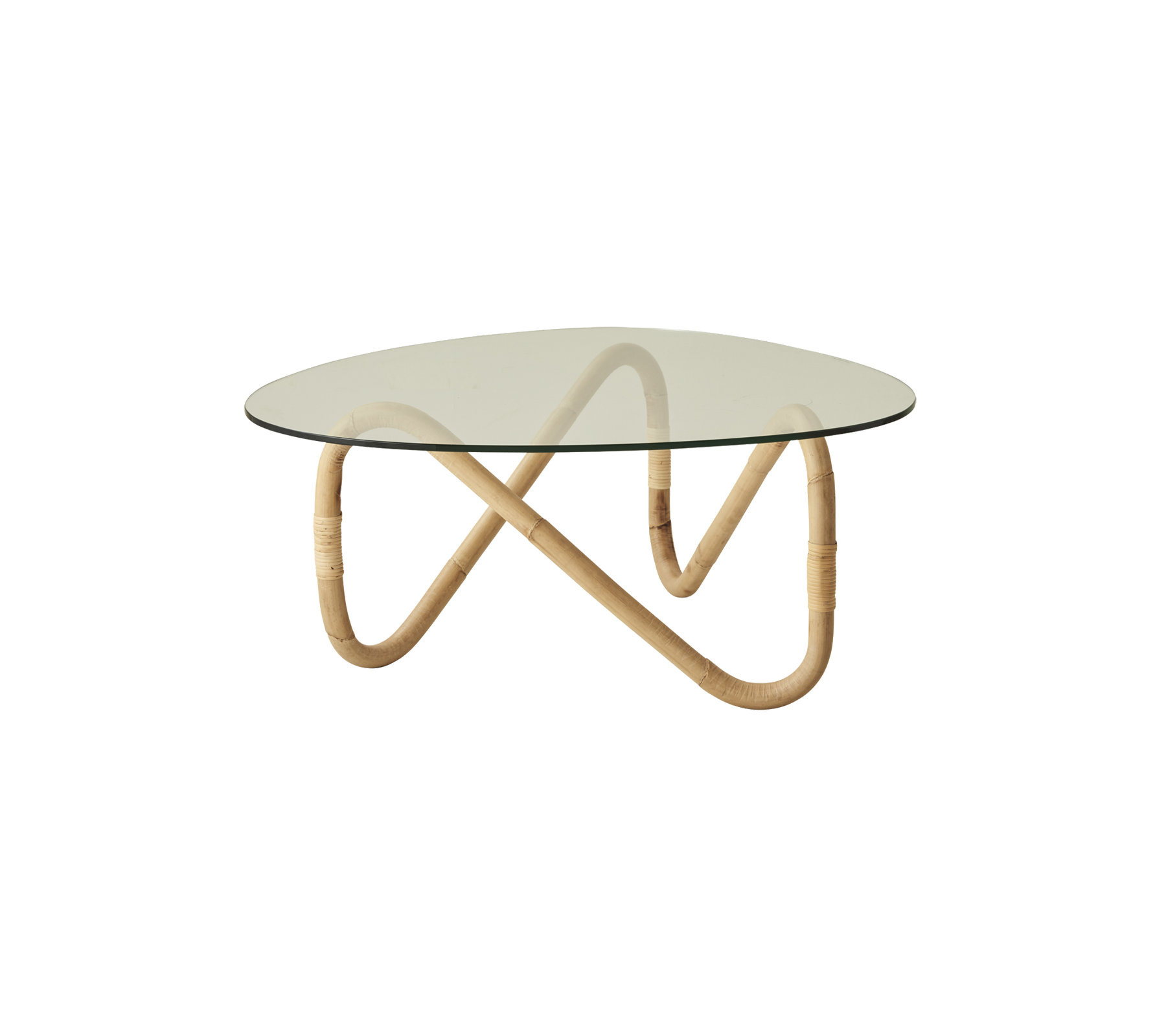 Salontafel met een ronde glazen top, ondersteund door een elegante, golvende bamboebasis, die modern design combineert met natuurlijke materialen.