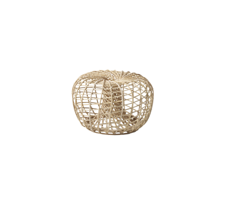 Natuurlijk geweven mandvormige zitting met een circulair ontwerp, dat een open, luchtige structuur in een lichte tint toont. Ideaal voor veelzijdige decoratie.