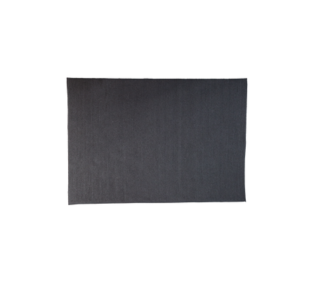 Donkergrijze rechthoekige Cane-line Soft Rope tapijt met een wervelpunt, dat warmte en stijl aan elke ruimte toevoegt.