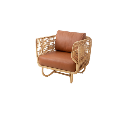 Stijlvolle armstoel met een rattan frame en een bruine leren kussen, die comfort en moderne ontwerpelementen combineert.