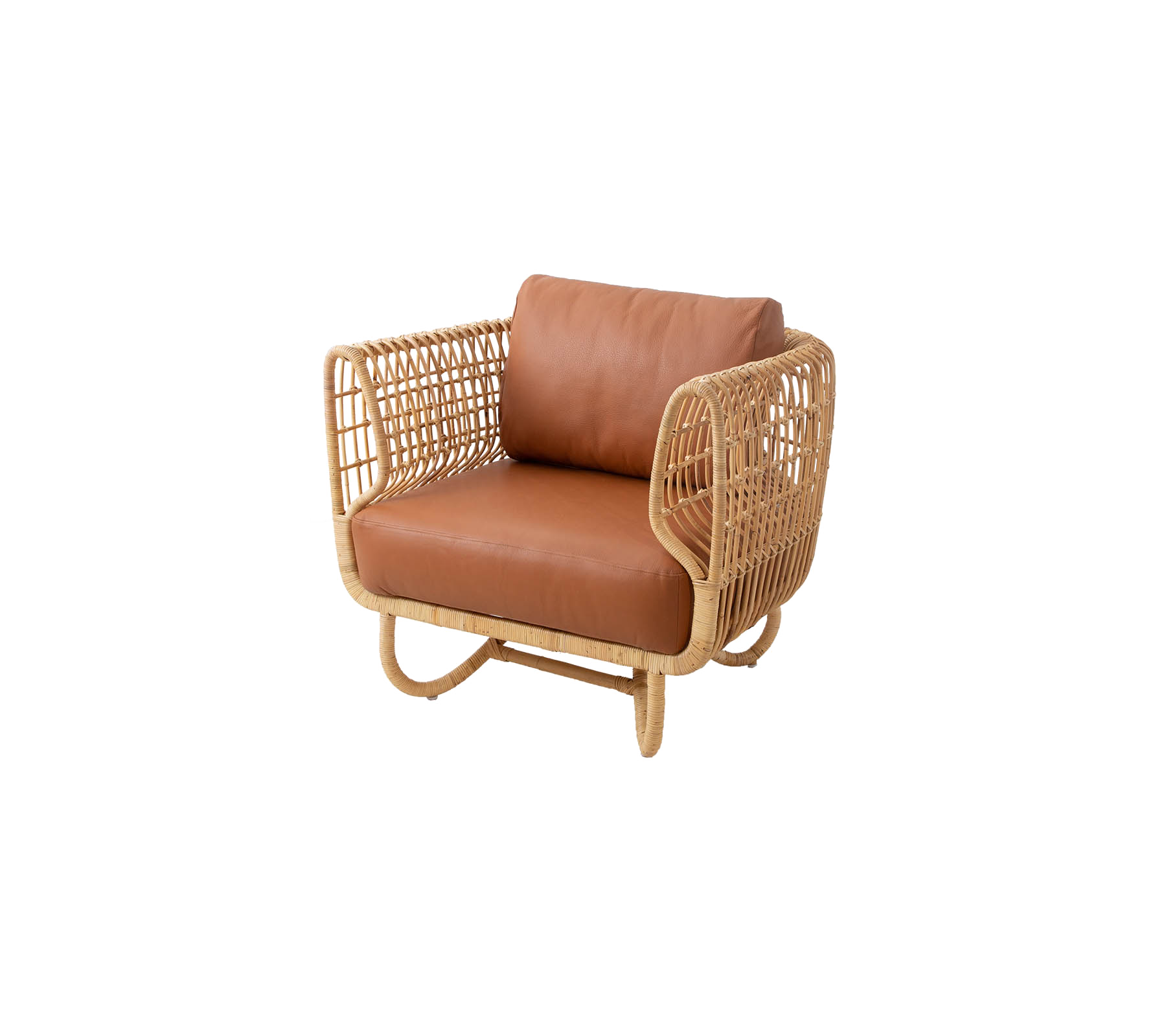 Stijlvolle armstoel met een rattan frame en een bruine leren kussen, die comfort en moderne ontwerpelementen combineert.