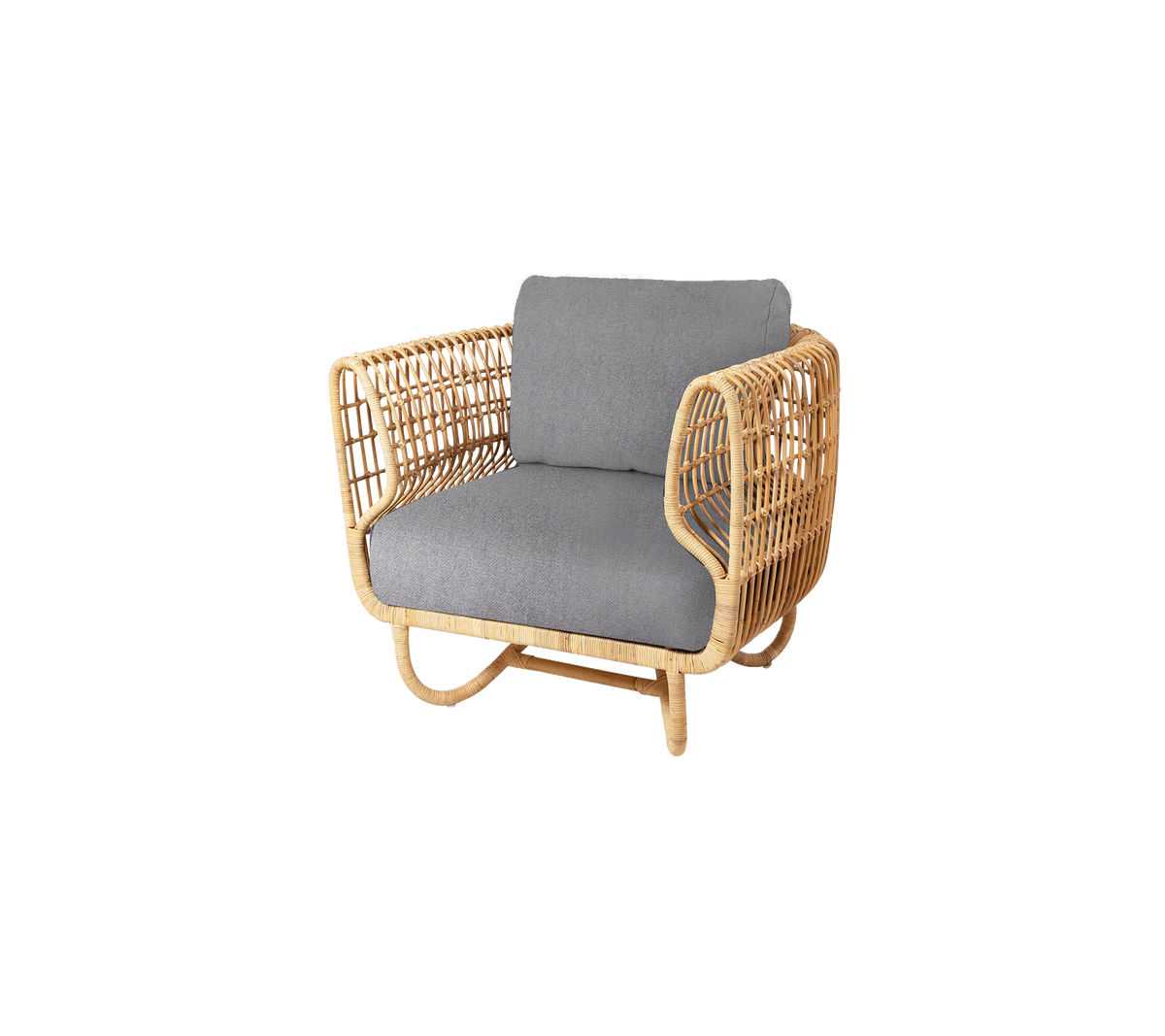 Natuurlijk gevlochten fauteuil met een gewatteerde grijze zitting, met een elegant en modern ontwerp, perfect voor stijlvolle zitgelegenheid.