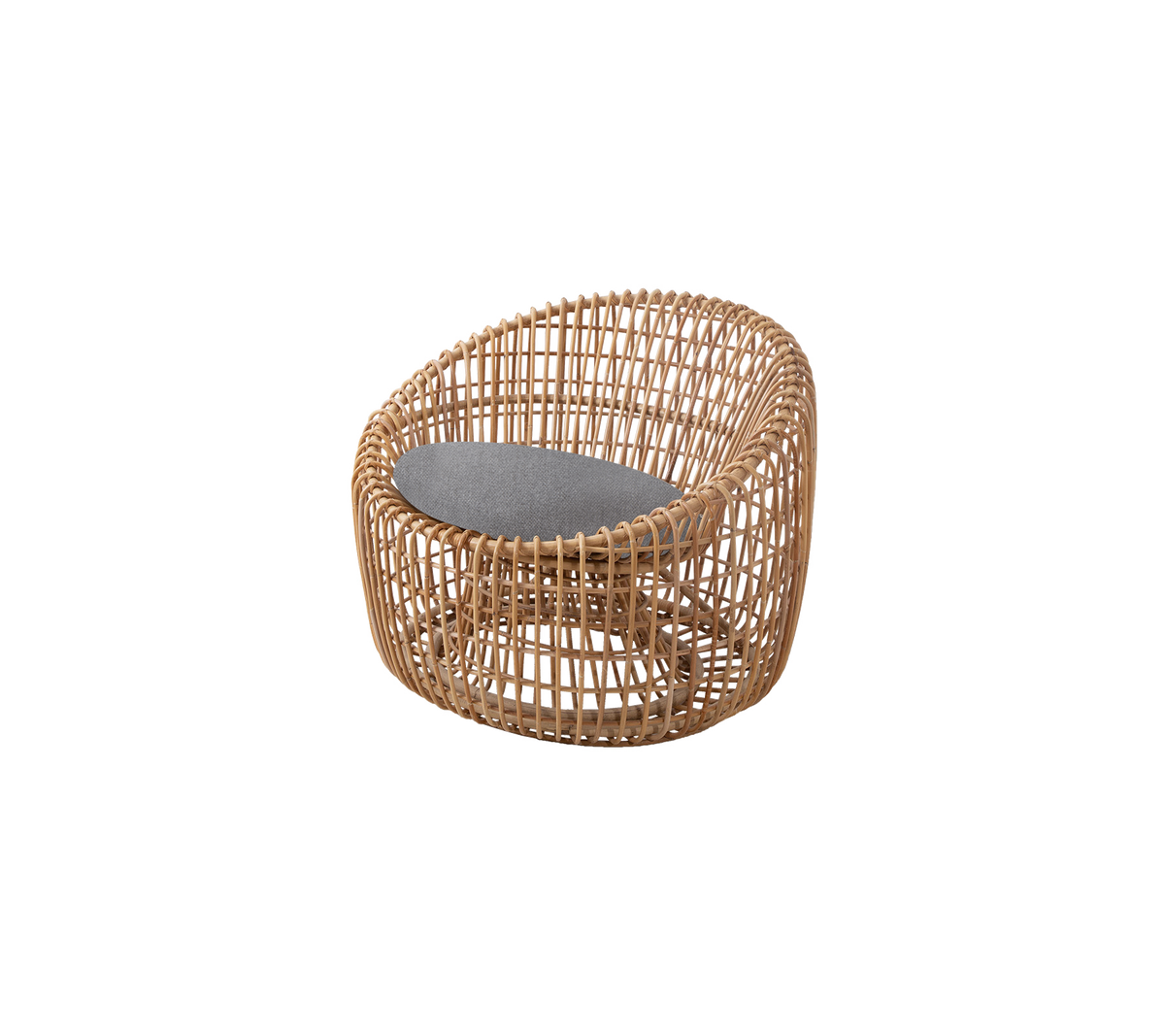 Een ronde rieten stoel met een gewatteerde zitting voor comfort, ontworpen met een natuurlijke afwerking en een modern esthetiek.