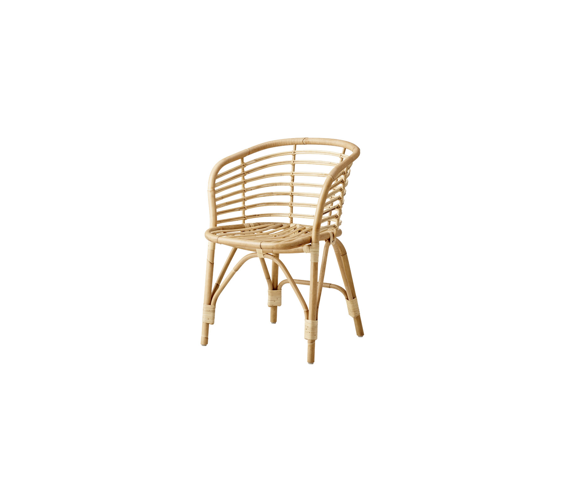 Natuurlijke rieten fauteuil met een gebogen ontwerp en geweven patronen, die een lichte, luchtige uitstraling heeft die geschikt is voor verschillende omgevingen.