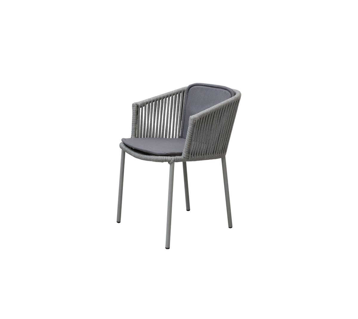 Stijlvolle stoel met een modern ontwerp met gevlochten details en een comfortabel gepolsterde zitting in een neutrale kleur.