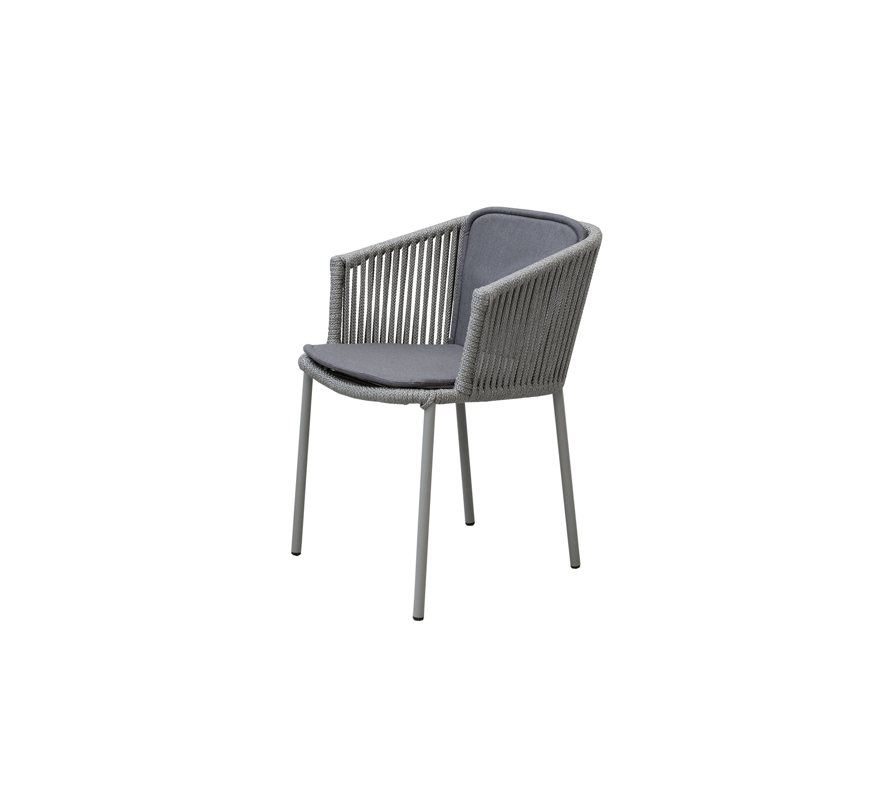 Stijlvolle stoel met een modern ontwerp met gevlochten details en een comfortabel gepolsterde zitting in een neutrale kleur.