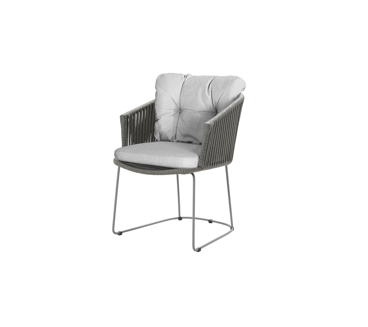Stijlvolle fauteuil met een pluche grijze kussen en een modern ontwerp met geweven details en een slank metalen frame.