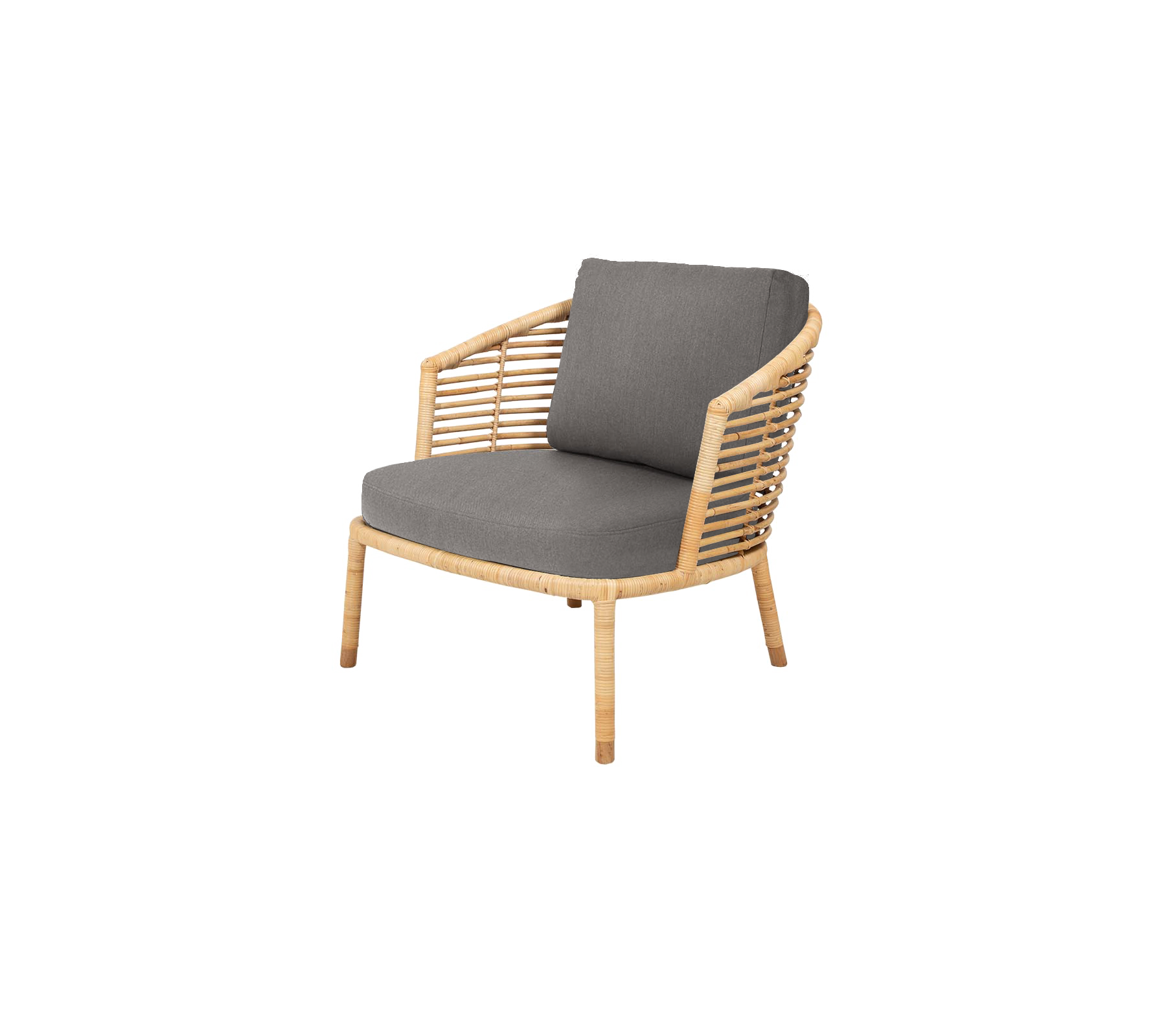 Moderne stoel met een natuurlijk houten frame en grijze gevoerde kussens, voorzien van een stijlvol lattenrugleuning voor extra elegantie.
