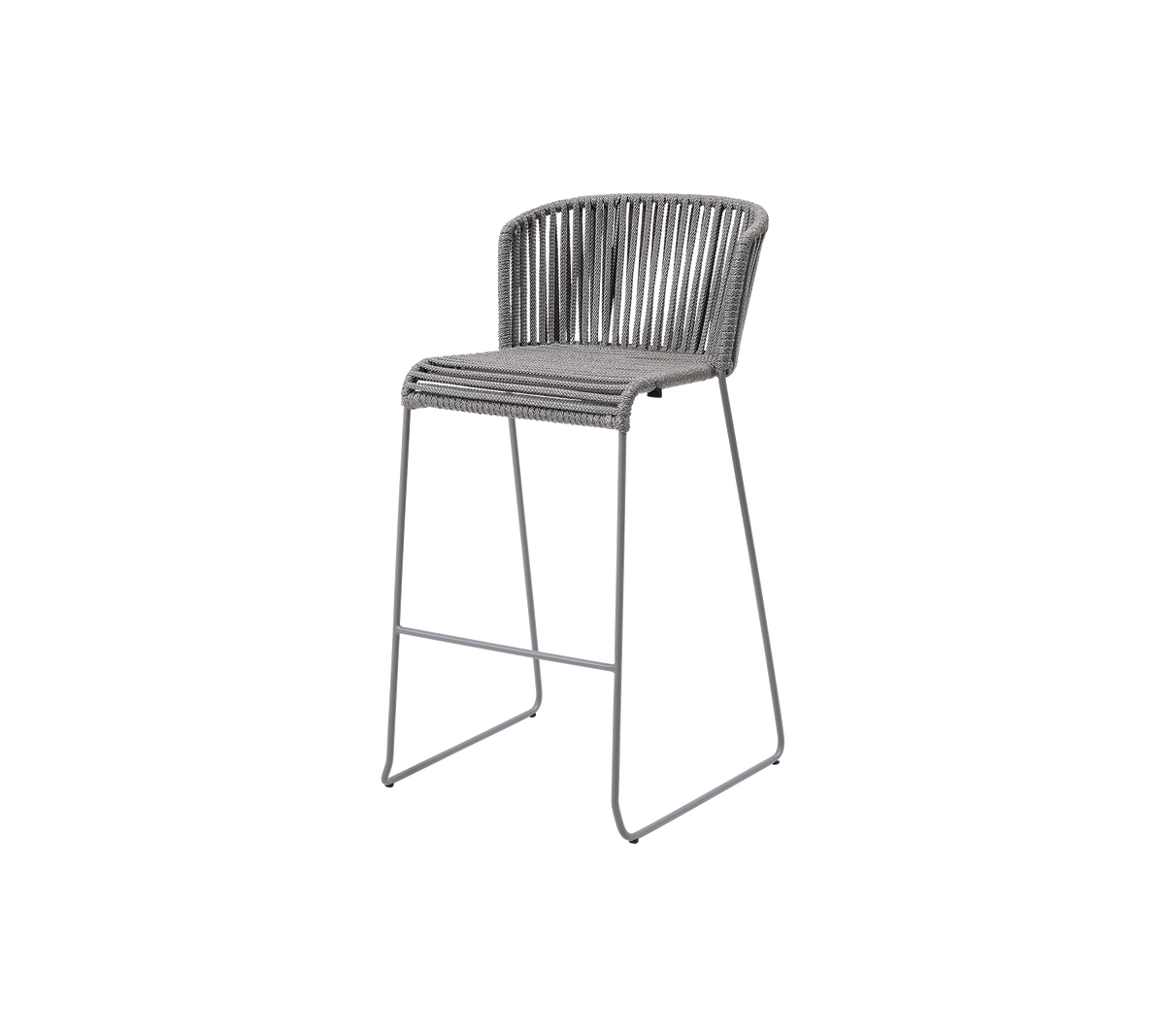 Een stijlvolle, verhoogde stoel met een slank metalen frame en een modern geweven zitontwerp in een neutrale tint, ideaal voor hedendaagse ruimtes.