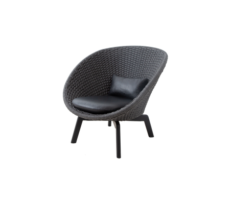 Stijlvolle, ronde fauteuil met een gestructureerde buitenkant en een slank leren kussen, perfect voor moderne decoratie.