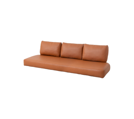 Moderne tankleurige bank met drie rugkussens, met een strak design en minimalistische stijl, perfect voor elke hedendaagse ruimte.