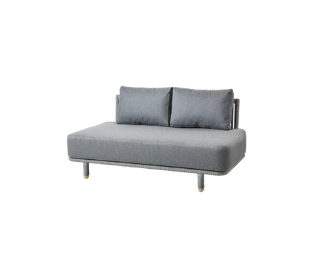 Grijze bank met twee kussens en houten poten, ontworpen voor comfort en moderne decoratie.