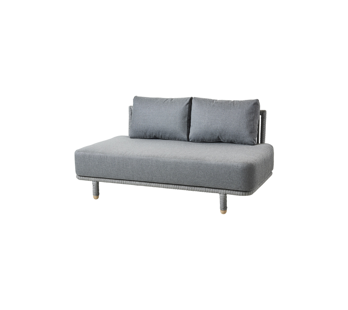 Grijze bank met twee kussens en houten poten, ontworpen voor comfort en moderne decoratie.