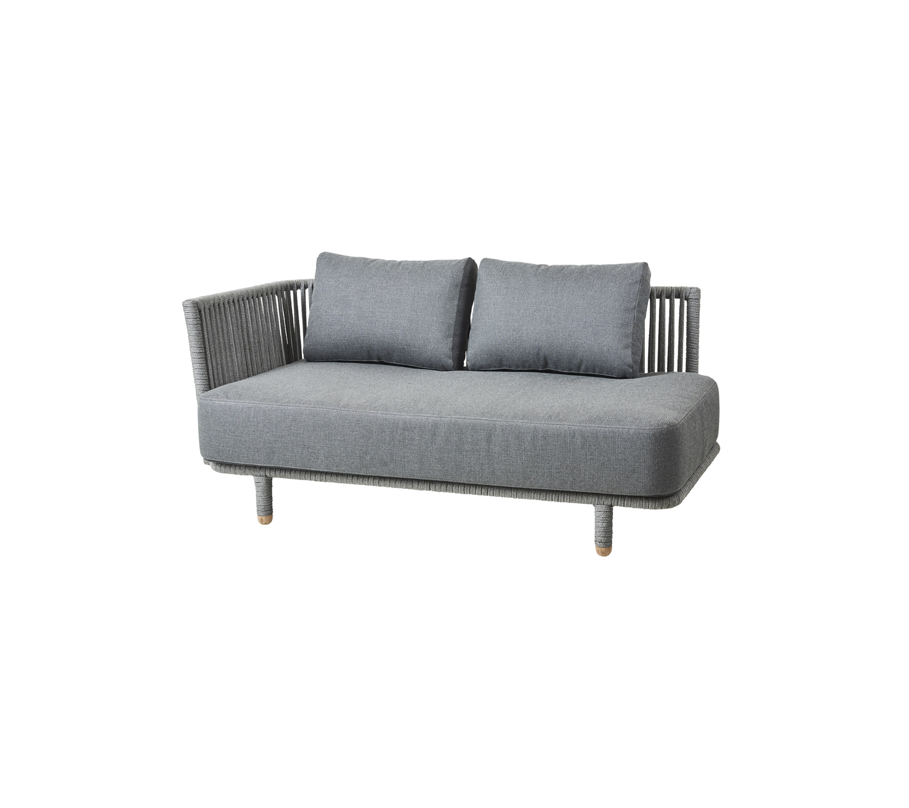 Grijze outdoor-sofa met twee kussens en een gevlochten rugleuning, ontworpen voor comfort en stijl. Ideaal voor patio- of tuinomgevingen.