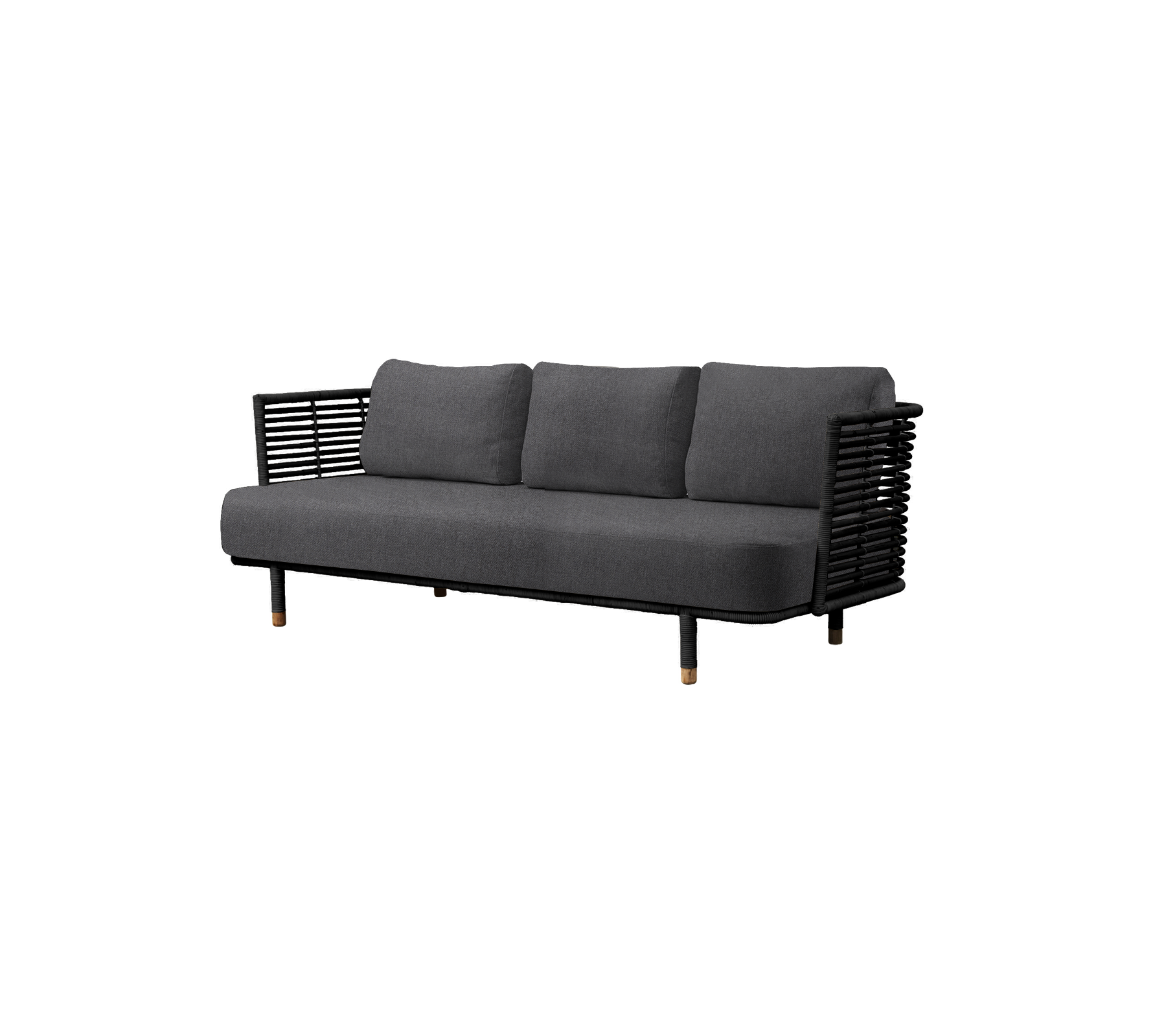 Moderne grijze bank met drie zachte kussens en een slanke zwarte geweven frame, perfect voor een hedendaagse inrichting.