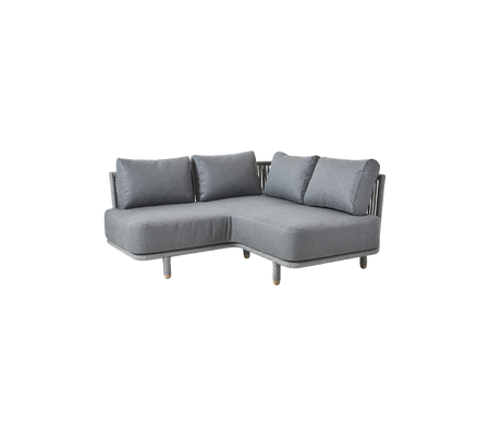 L-vormige grijze sofa met pluche kussens, met een modern ontwerp en houten poten. Ideaal voor hedendaagse woonruimtes.