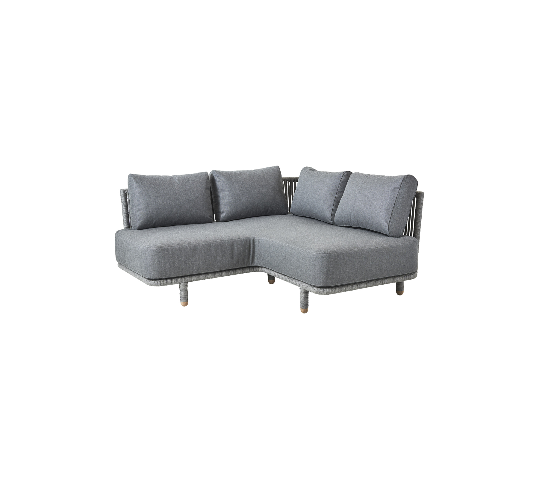 L-vormige grijze sofa met pluche kussens, met een modern ontwerp en houten poten. Ideaal voor hedendaagse woonruimtes.