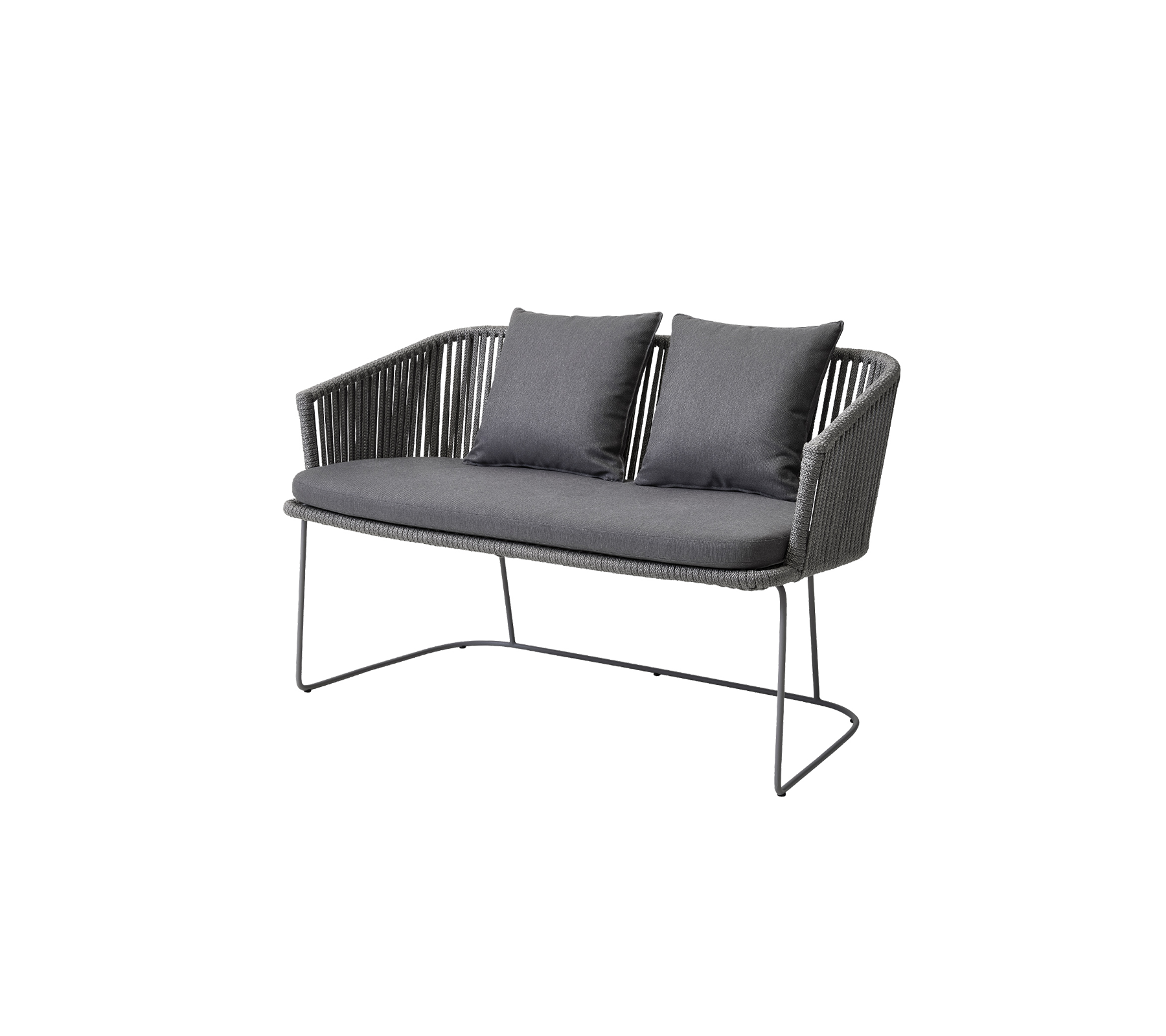 Stijlvolle tweezitsbank met een modern ontwerp, voorzien van een slanke frame en zachte kussens in een verfijnde grijze kleur.