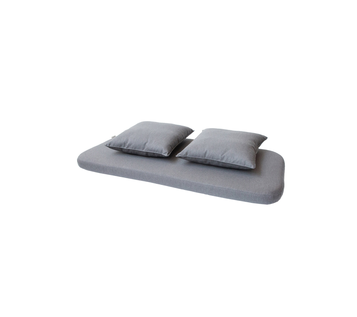 Grijze matrasbeschermer met twee bijpassende kussens erboven, ontworpen voor comfort en ontspanning.