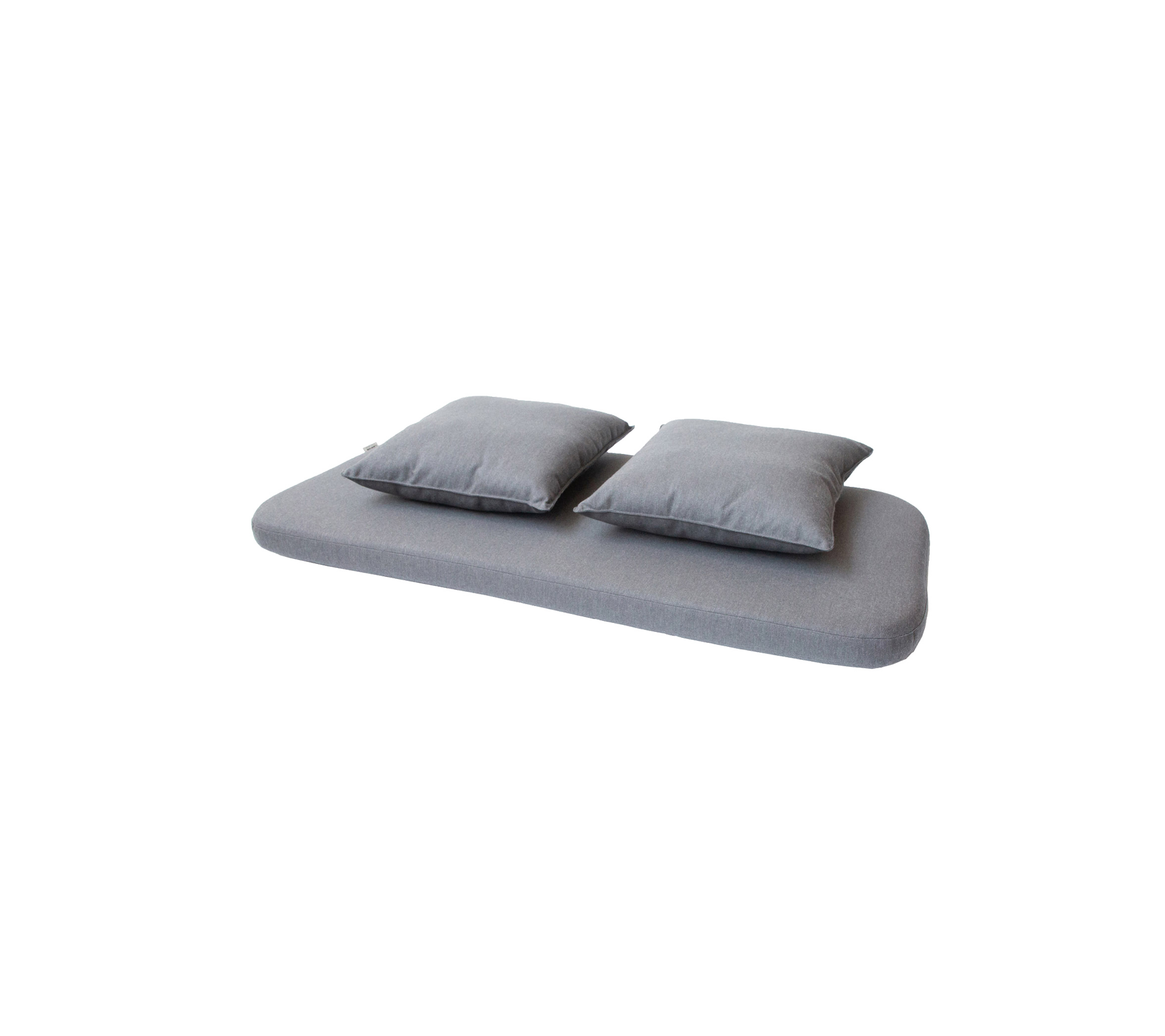 Grijze matrasbeschermer met twee bijpassende kussens erboven, ontworpen voor comfort en ontspanning.
