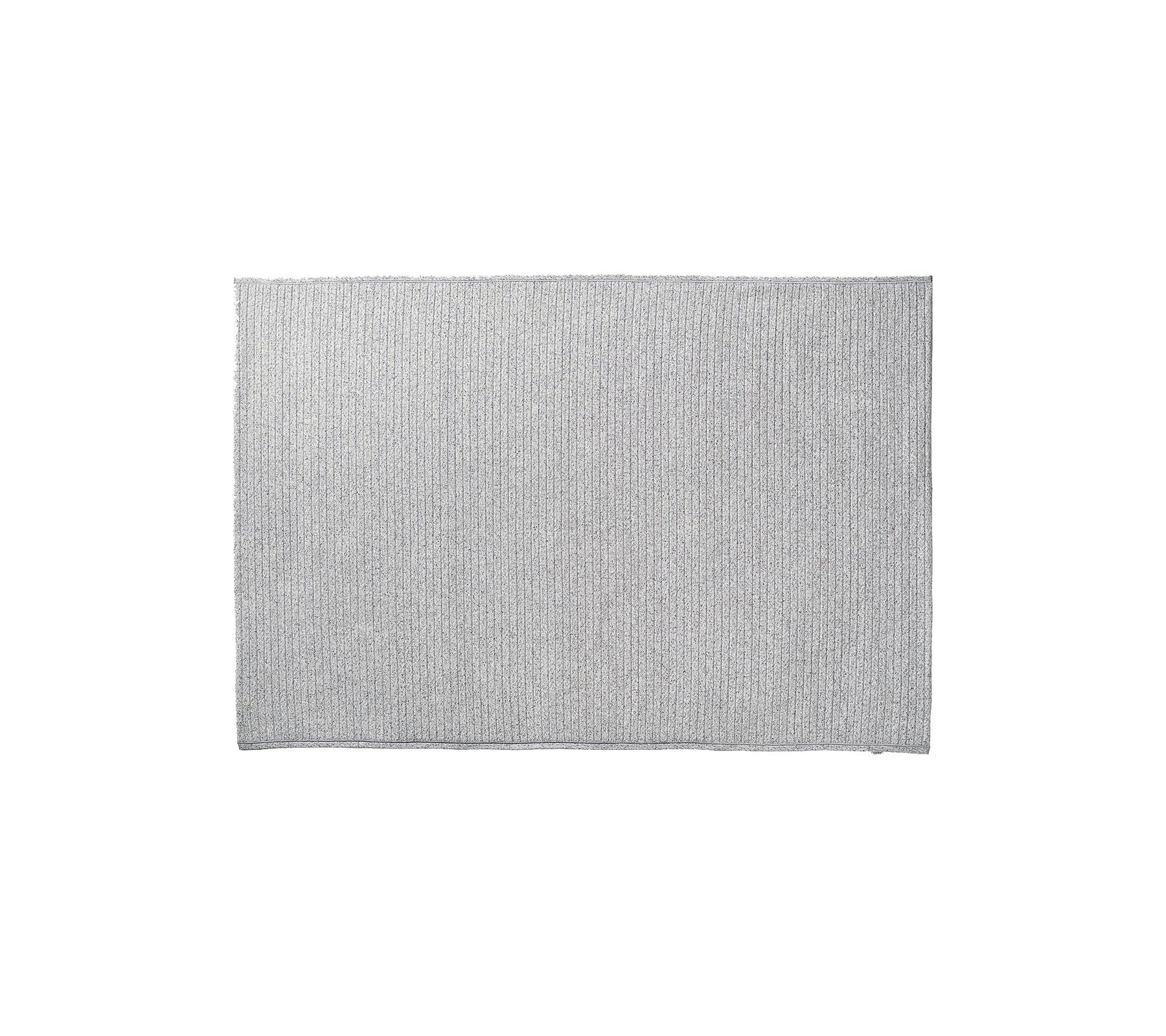 Grijs rechthoekig tapijt met een gestructureerd oppervlak, met verticale lijnen voor een slank en modern esthetisch uiterlijk. Geschikt voor verschillende omgevingen.
