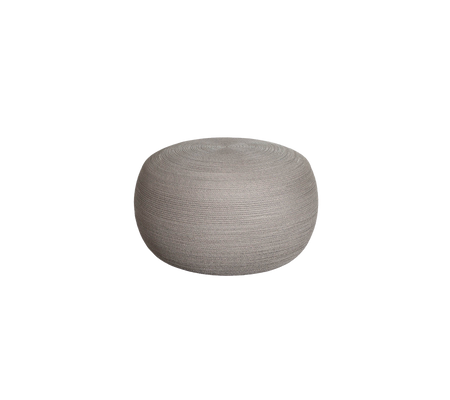 Ronde, gestructureerde pouf in een zachte grijze kleur, ideaal als accentzitting of als decoratief element in verschillende ruimtes.