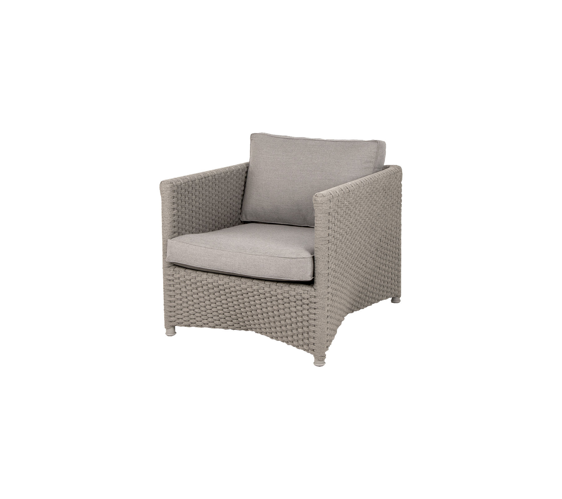 Stijlvolle fauteuil met een geweven basis en zachte grijze kussens, perfect om comfort en elegantie aan elke ruimte toe te voegen.