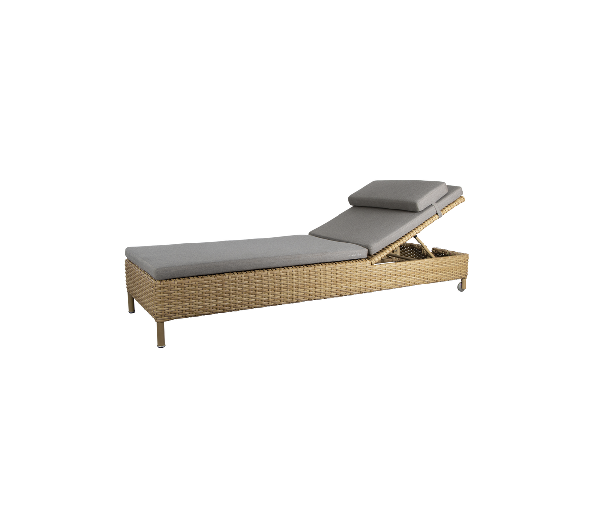 Een stijlvolle loungechair met een slank ontwerp, een grijze kussen en een gevlochten frame, ideaal voor ontspanning.