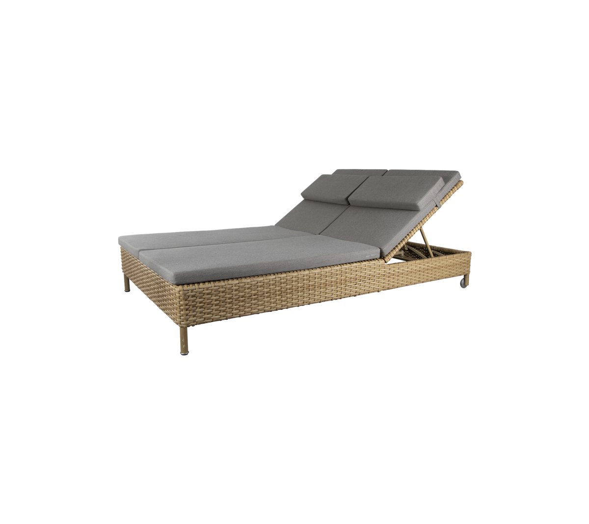 Stijlvolle loungefauteuil met een natuurlijke rieten basis en grijze kussens, met een verstelbare rugleuning voor comfort. Perfect voor ontspanning.