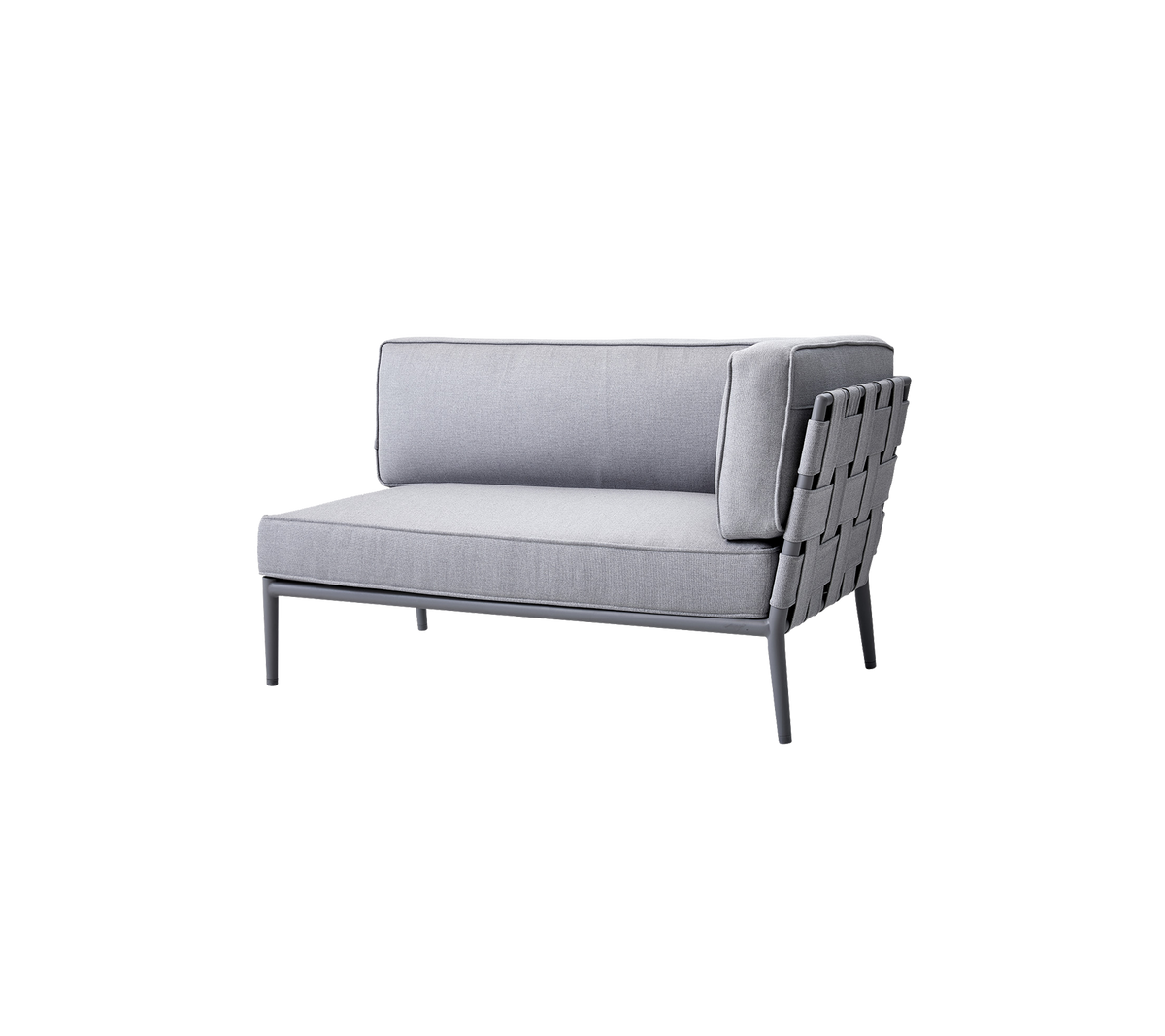 Moderne grijze loungechair met een slank design en geweven rugleuning, perfect voor stijlvol zitten in verschillende omgevingen.