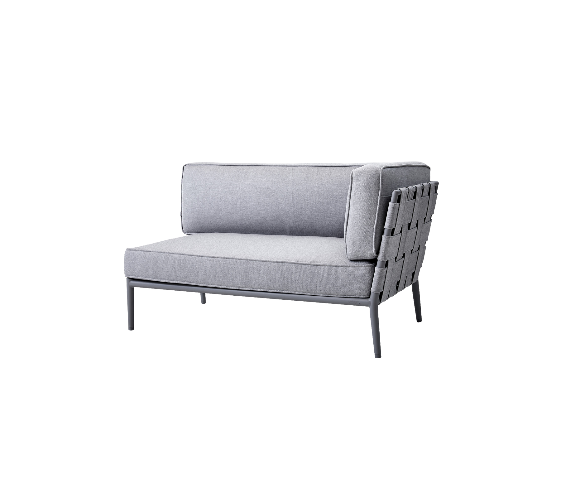 Moderne grijze loungechair met een slank design en geweven rugleuning, perfect voor stijlvol zitten in verschillende omgevingen.