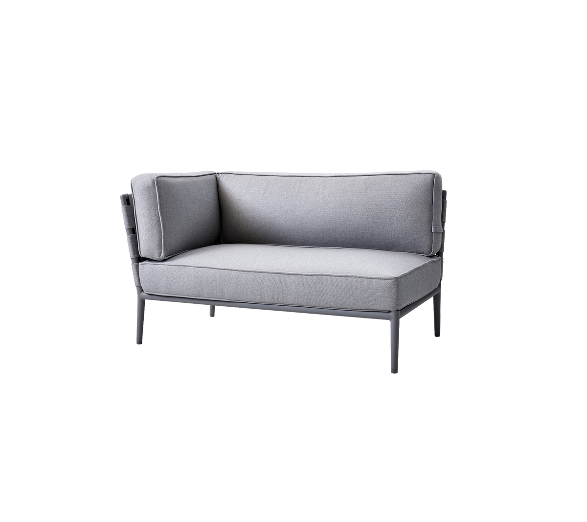 Grijze tweezitsbank met pluche kussens en een slank metalen frame, ontworpen voor comfort en moderne esthetiek.