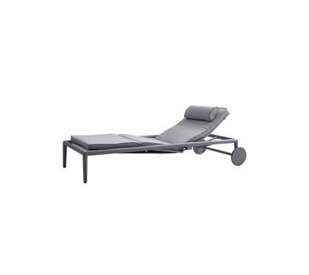 Een grijze verstelbare lounge stoel met een gevoerd zitvlak en een hoofdkussen, ontworpen voor ontspanning en comfort.