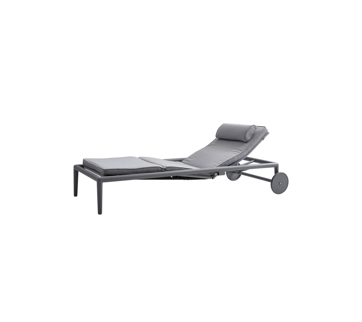 Een grijze verstelbare lounge stoel met een gevoerd zitvlak en een hoofdkussen, ontworpen voor ontspanning en comfort.