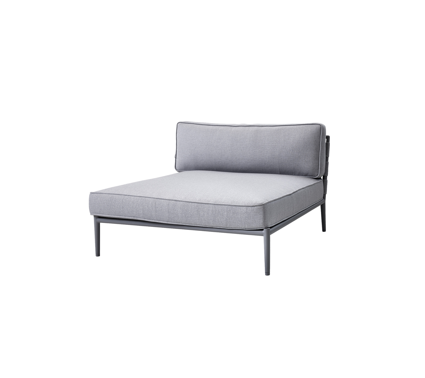 Grijze gestoffeerde loungestoel met een minimalistisch ontwerp en een slank metalen frame, met een rugleuning en een ruime zitruimte.