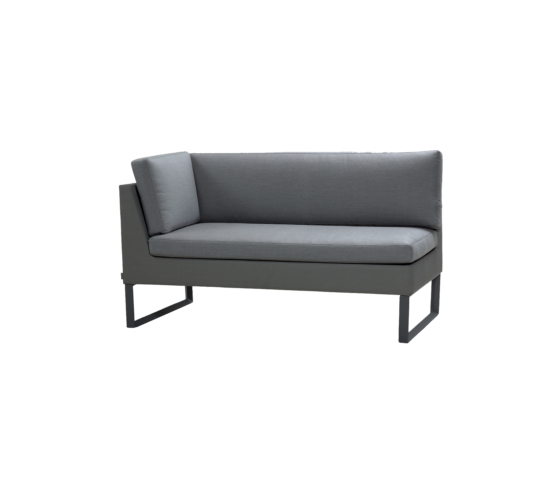 Grijze tweezitsbank met eenvoudige lijnen en een modern ontwerp, voorzien van gepolsterde zitplaatsen en een slank metalen frame.