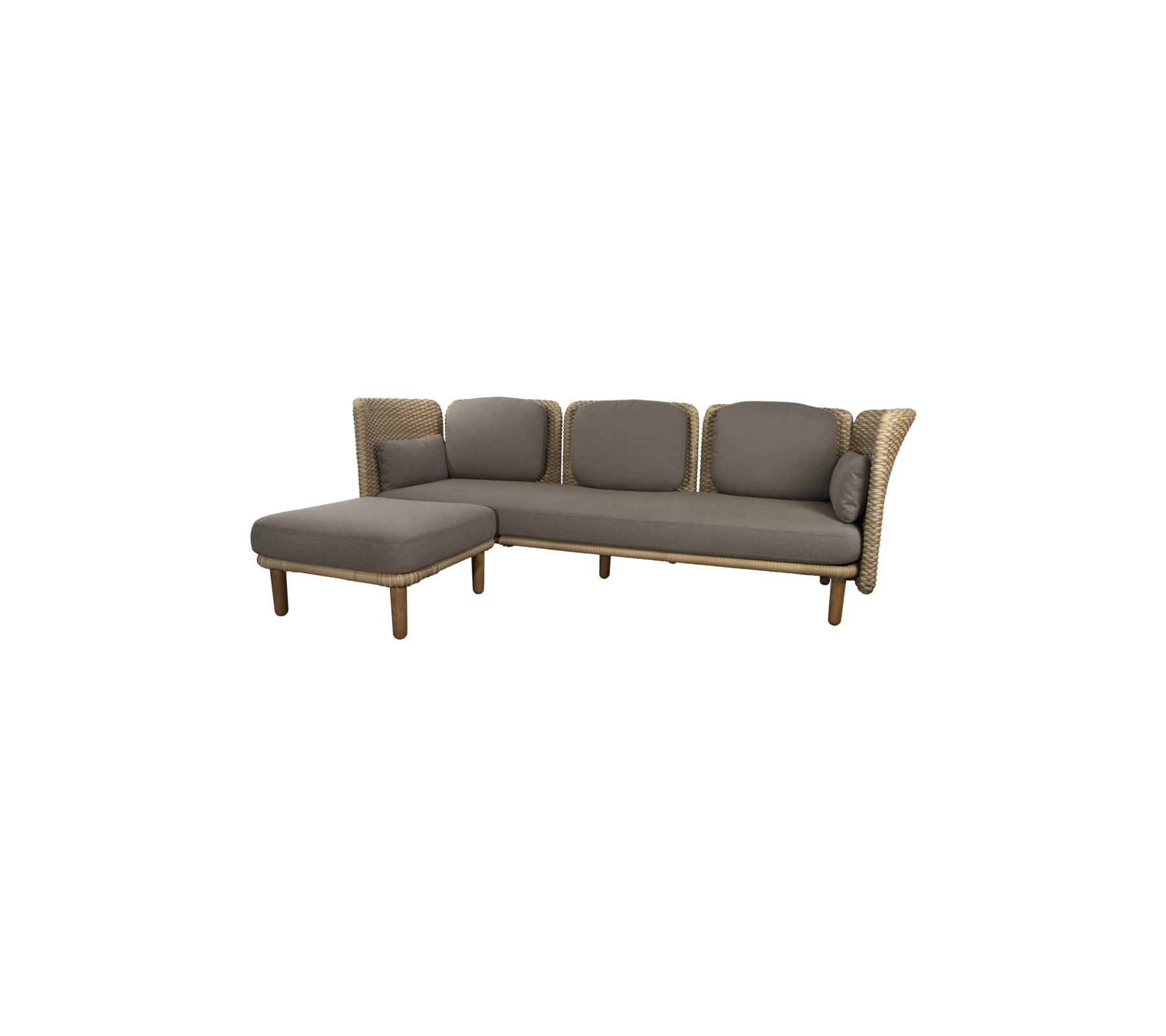 Moderne sectiesofa met zachte grijze kussens en stevige houten benen, ontworpen voor comfort en stijl. Ideaal om te ontspannen of om te socialiseren.